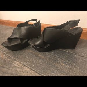Born Black Wedges